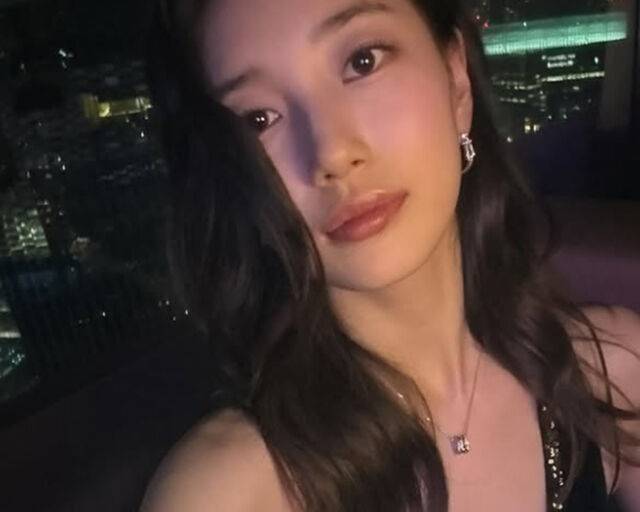 수지가 여행 중 전망대에 올라 사진을 찍었다. / 수지 소셜미디어 캡처