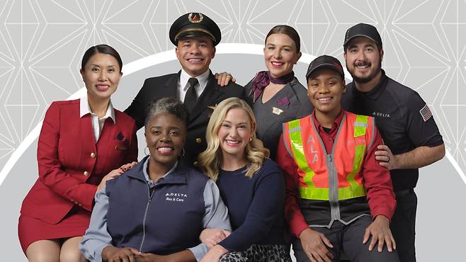 델타항공 승무원과 임직원들의 미소