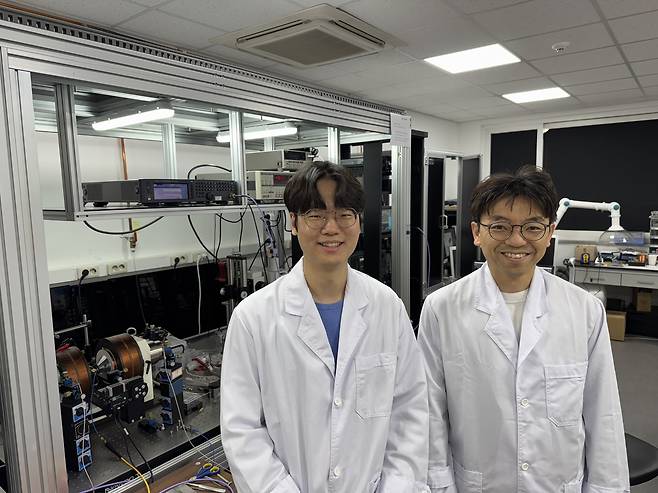 이번 연구를 수행한 김갑진(오른쪽) KAIST 물리학과 교수와 송무진 박사.[KAIST 제공]