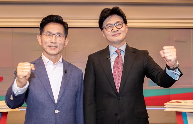 국민의힘 제21대 대통령선거 경선 결선투표에 진출한 김문수(왼쪽), 한동훈 후보가 지난달 30일 서울 중구 TV조선에서 TV토론에 앞서 포즈를 취하고 있다. [연합]