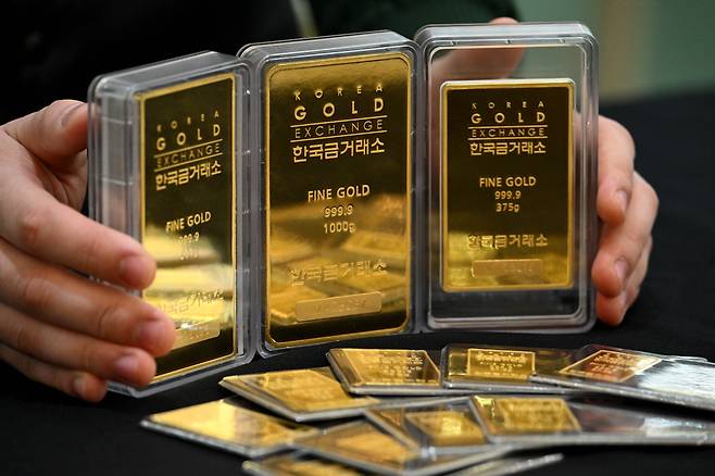 서울 종로구 한국금거래소에서 직원이 골드바 제품을 선보이고 있다. 임세준 기자