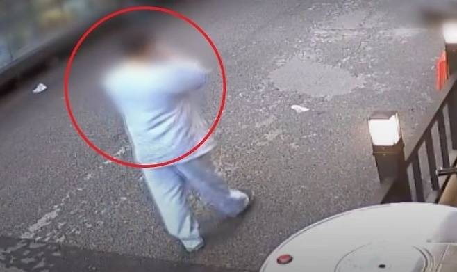 미아역 인근 마트에서 흉기를 휘둘러 60대 여성을 살해한 김성진(33)이 범행 직후 태연하게 담배를 피우며 전화 통화를 하고 있다. [JTBC 캡처]