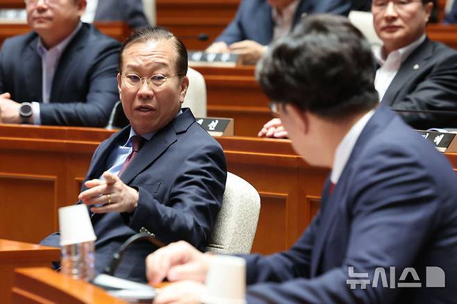 [서울=뉴시스] 권창회 기자 = 권영세 국민의힘 비상대책위원장과 권성동 원내대표가 5일 서울 여의도 국회에서 열린 의원총회에 참석해 대화하고 있다. 2025.05.05. kch0523@newsis.com