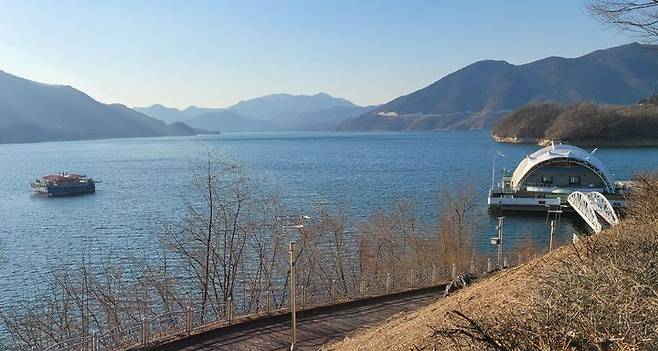 제천 수상아트홀(오른쪽)과 청풍호반 *재판매 및 DB 금지