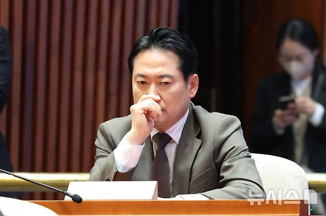 [서울=뉴시스] 권창회 기자 =장동혁 국민의힘 의원이 5일 서울 여의도 국회에서 열린 의원총회에 참석해 생각에 잠겨 있다. 2025.05.05. kch0523@newsis.com