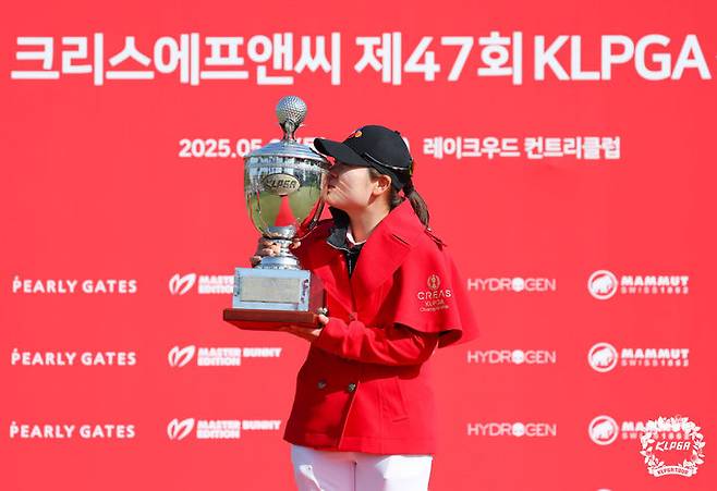 [서울=뉴시스] 이영환 기자 = 4일 경기 양주 레이크우드CC에서 열린 '크리스에프앤씨 제47회 KLPGA 챔피언십' 최종라운드에서 우승을 차지한 홍정민이 기념촬영을 하고 있다. (사진=KLPGA 제공) 2025.05.04. photo@newsis.com *재판매 및 DB 금지