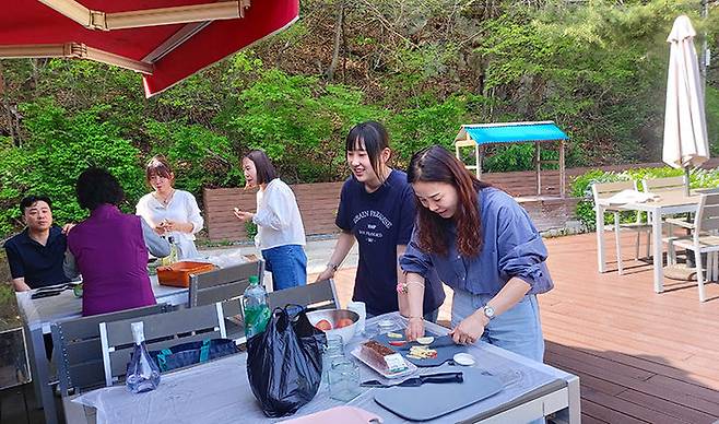 태백산 백천마을서 진행하는 사과부침 조리 체험 모습.(사진=태백산국립공원 제공) *재판매 및 DB 금지