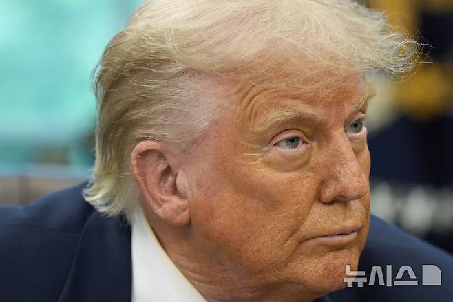 [워싱턴=AP/뉴시스] 도널드 트럼프 미국 대통령이 5일(현지 시간) 백악관 집무실에서 미국 내 의약품 제조에 인센티브를 부과하는 행정명령 등에 서명하고 있다. 2025.05.06.