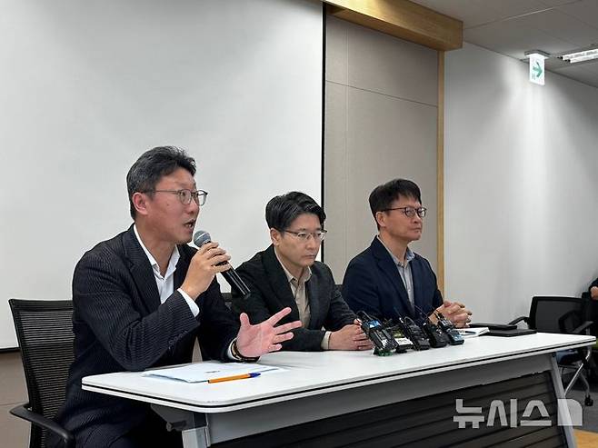 [서울=뉴시스] SK텔레콤이 6일 서울시 중구에 위치한 삼화빌딩에서 해킹 사고 이후 수습 상황에 대해 설명하는 브리핑을 열었다. (왼쪽부터)김희섭 PR센터장, 임봉호 MNO사업부장, 류정환 네트워크인프라센터장. (사진=심지혜 기자)