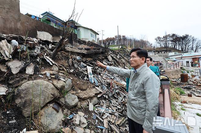 [영덕=뉴시스] 권창회 기자 = 김문수 국민의힘 대선 후보가 6일 산불피해가 있었던 경북 영덕군 석리따개비마을을 방문해 산불피해상황을 살피고 있다. 2025.05.06. kch0523@newsis.com