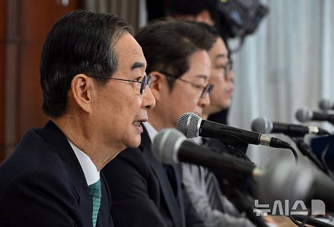 [서울=뉴시스] 국회사진기자단 = 무소속 한덕수 대통령선거 예비후보가 6일 서울 중구 코리아나호텔에서 열린 관훈토론회에서 기조연설을 하고 있다 2025.05.06. photo@newsis.com