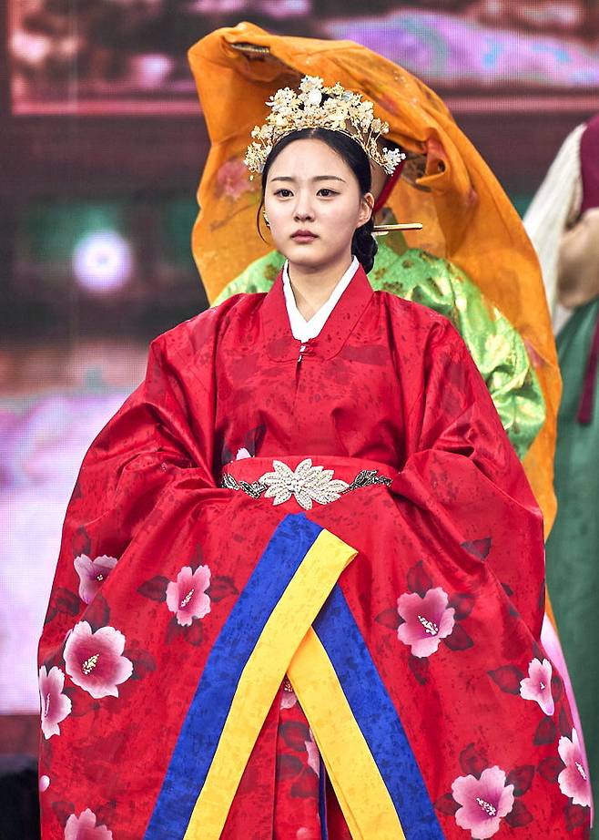 [남원=뉴시스] 지난 3일 남원 광한루원 메인부대에서 펼쳐진 제95회 춘향제 '주리화 한복 패션쇼', 궁중한복을 입은 올해 글로벌춘향선발대회 眞 김도연 씨가 고운 자태를 뽐내고 있다. *재판매 및 DB 금지