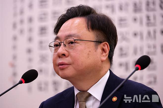 [서울=뉴시스] 조성우 기자 = 조규홍 보건복지부 장관이 지난 3월 26일 오전 서울 여의도 국회에서 열린 법제사법위원회 전체회의에서 보건의료기본법 일부개정법률안 관련 의원 질의에 답변하고 있다. 2025.03.26. xconfind@newsis.com