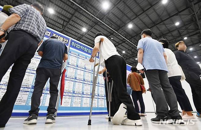 [수원=뉴시스] 김종택 기자 = 지난 2023년 9월 14일 오후 경기도 수원시 권선구 수원메쎄에서 열린 '2023 경기도 스마트산업 장애인 취업박람회'에서 구직자들이 채용게시대를 살펴보고 있다. 2023.09.14. jtk@newsis.com