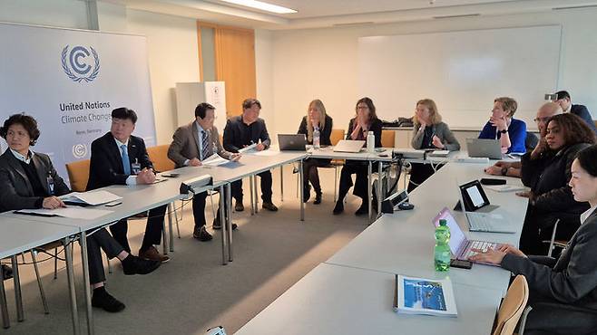 [여수=뉴시스]  최정기 여수부시장을 단장으로 한 여수시 방문단이 지난달 28일(현지시간) 독일 본에 위치한 UNFCCC(유엔기후변화협약) 사무국을 방문해 제33차 유엔기후변화협약 당사국총회(COP33) 유치 협력 방안 등을 논의하고 있다.  (사진=여수시 제공).2025.05.06. photo@newsis.com *재판매 및 DB 금지