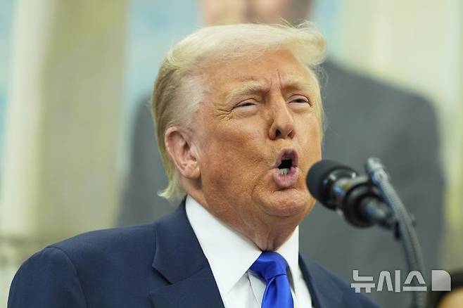 [워싱턴=AP/뉴시스] 도널드 트럼프 미국 대통령이 5일(현지 시간) 백악관 집무실에서 2027 미국프로픗볼(NFL) 드래프트 행사가 워싱턴DC 내셔널몰에서 진행될 예정이라고 발표하고 있다. 2025.05.06.