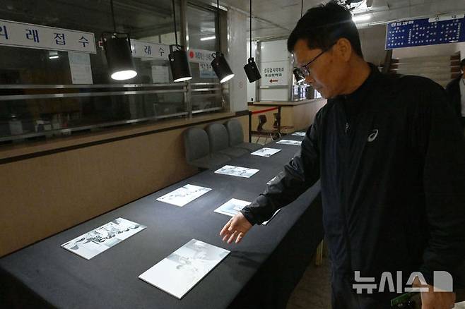 [광주=뉴시스] 이영주 기자 = 6일 오후 5·18민주화운동 45주기를 맞아 임시개방된 광주 동구 옛적십자병원에서 해설사가 5·18 당시 병원에서 촬영된 사진을 설명하고 있다. 2025.05.06. leeyj2578@newsis.com