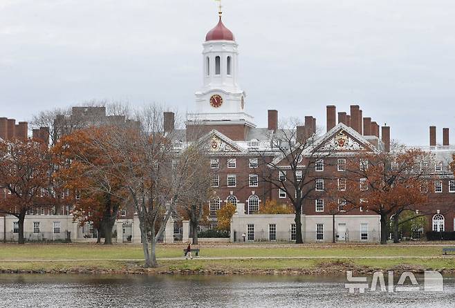 [케임브리지=AP/뉴시스] 미국 트럼프 행정부가 5일(현지 시간) 하버드대에 서한을 보내 신규 연방 연구 지원을 중단하겠다고 통보했다. 사진은 미 매사추세츠주 케임브리지에 있는 하버드대 캠퍼스. (사진=뉴시스DB) 2025.05.06.