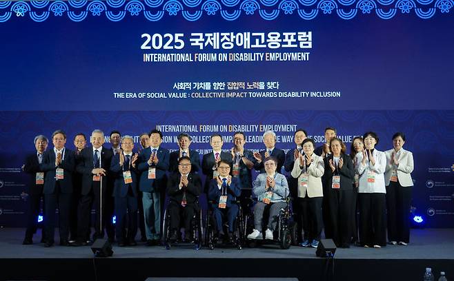 [제주=뉴시스] 6일 오후 제주국제컨벤션센터(ICC JEJU)에서 2025년 아시아태평양경제협력체(APEC) 고용노동부장관회의(SOM2) 공식 부대 행사로 열린 2025 국제장애고용포럼 참가자들이 기념 촬영을 하고 있다. (사진=제주도 제공) 2025.05.06. photo@newsis.com *재판매 및 DB 금지