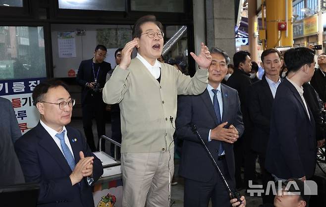 [영동=뉴시스] 조성봉 기자 = 민심을 청취하는 '경청 투어'에 나선 이재명 더불어민주당 대선후보가 6일 충북 영동군 영동전통시장에서 즉흥 연설을 하고 있다.2025.05.06. suncho21@newsis.com