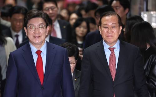 비대위 참석하는 권영세 비대위원장과 권성동 원내대표 비대위 참석하는 권영세 비대위원장과 권성동 원내대표     (서울=연합뉴스) 김주형 기자 = 국민의힘 권영세 비상대책위원장(오른쪽)과 권성동 원내대표 등 당 지도부가 4일 서울 여의도 국회에서 열린 비상대책위원회의에 참석하고 있다. 2025.4.4     kjhpress@yna.co.kr (끝)   <저작권자(c) 연합뉴스, 무단 전재-재배포, AI 학습 및 활용 금지>