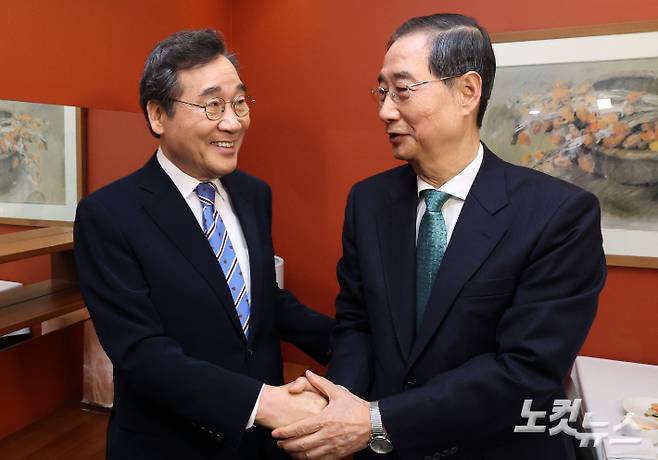 6일 서울 중구 컨퍼런스하우스달개비에서 한덕수 대선 예비 후보와 이낙연 전 국무총리가 오찬회동에 참석해 악수하고 있다. 류영주 기자