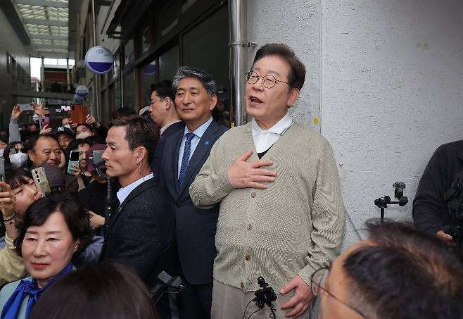 더불어민주당 이재명 대선 후보가 '골목골목 경청투어' : 국토종주편'에 나선 6일 충북 옥천군 옥천공설시장을 찾아 연설을 하고 있다. 연합뉴스