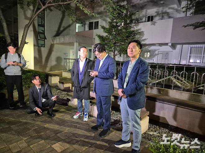 국민의힘 권성동 원내대표와 김기현·박덕흠 의원이 6일 밤 서울 관악구 봉천동 소재 김문수 당 대선 후보 자택 앞에서 김 후보를 만나기 위해 기다리고 있는 모습. 박희영 기자