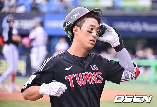 [OSEN=잠실, 박준형 기자]  5일 오후 서울 잠실구장에서 ‘2025 신한 SOL BANK KBO리그’ 두산 베어스와 LG 트윈스의 경기가 진행됐다.이날 경기에는 두산은 콜어빈을 LG은 송승기를 선발투수로 내세웠다.1회초 무사 1루 LG 송찬의가 병살타를 날린뒤 아쉬워하고 있다   2025.05.05 / soul1014@osen.co.kr