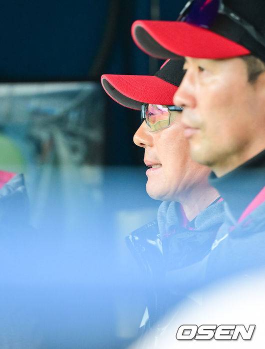 [OSEN=잠실, 박준형 기자]  5일 오후 서울 잠실구장에서 ‘2025 신한 SOL BANK KBO리그’ 두산 베어스와 LG 트윈스의 경기가 진행됐다.이날 경기에는 두산은 콜어빈을 LG은 송승기를 선발투수로 내세웠다.1회말 LG 염경엽 감독이 경기를 지켜보고 있다.     2025.05.05 /