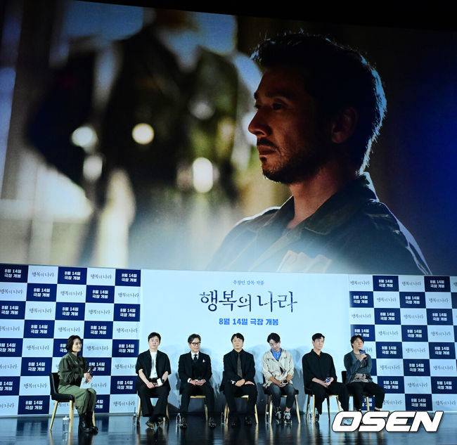 [OSEN=지형준 기자] 22일 오전 서울 광진구 자양동 롯데시네마 건대입구에서 영화 ‘행복의 나라’ 제작보고회가 열렸다.'행복의 나라'는&nbsp;1979년 10월 26일, 상관의&nbsp;명령에&nbsp;의해 대통령 암살 사건에 연루된 박태주(이선균 분)와 그의&nbsp;변호를 맡으며 대한민국 최악의&nbsp;정치 재판에 뛰어든 변호사 정인후(조정석 분)의&nbsp;이야기를 그린 영화다. 배우 조정석, 유재명, 전배수, 송영규, 최원영, 추창민 감독이 간담회를 하고 있다. 2024.07.22 / jpnews@osen.co.kr