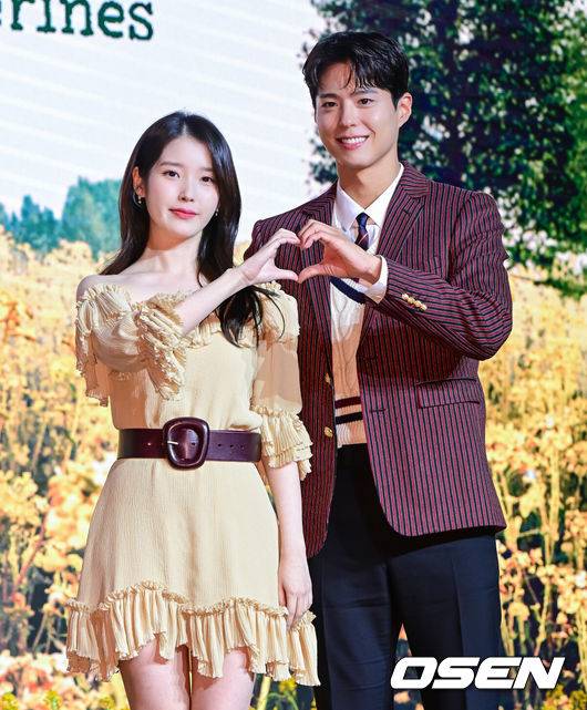 [OSEN=지형준 기자] 5일 오후 서울 영등포구 여의도동 콘래드 서울 호텔에서 넷플릭스 시리즈 '폭싹 속았수다' 제작발표회가 열렸다.‘폭싹 속았수다’는 제주에서 태어난 ‘요망진 반항아’ 애순이(아이유)와 ‘팔불출 무쇠’ 관식이(박보검)의 모험 가득한 일생을 사계절로 풀어낸 넷플릭스 시리즈다. ‘동백꽃 필 무렵’, ‘쌈 마이웨이’ 임상춘 작가와 ‘미생’, ‘시그널’, ‘나의 아저씨’ 김원석 감독이 의기투합했다.배우 아이유, 박보검이 포토타임을 하고 있다. 2025.03.05 /jpnews@osen.co.kr