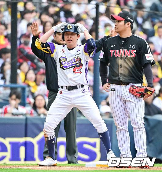 [OSEN=잠실, 박준형 기자]  5일 오후 서울 잠실구장에서 ‘2025 신한 SOL BANK KBO리그’ 두산 베어스와 LG 트윈스의 경기가 진행됐다.이날 경기에는 두산은 콜어빈을 LG은 송승기를 선발투수로 내세웠다.5회말 1사 1루 두산 정수빈이 1타점 적시 3루타를 날리고 세리머니를 하고 있다 2025.05.05 / soul1014@osen.co.kr