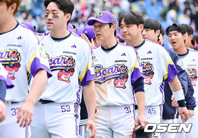 [OSEN=잠실, 박준형 기자]  2025년 5월 5일 잠실더비의 승자는 정수빈의 선물세트를 받은 두린이였다.&nbsp;프로야구 두산 베어스는 5일 서울 잠실구장에서 열린 2025 신한 SOL뱅크 KBO리그 LG 트윈스와의 어린이날 맞대결에서 5-2로 승리했다.&nbsp;경기종료 후 3안타 3득점 2타점 5출루 맹활약 펼친 두산 정수빈이 코칭스태프와 승리의 기쁨을 나누고 있다 . 2025.05.05 /