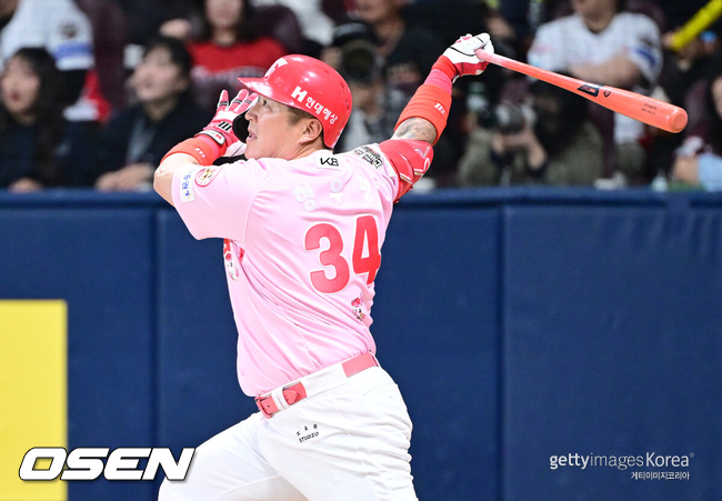 [OSEN=고척, 최규한 기자] 5일 서울 고척스카이돔에서 ‘2025 신한 SOL Bank KBO리그’ 키움 히어로즈와 KIA 타이거즈의 경기가 열렸다.이날 홈팀 키움은 박윤하, 방문팀 KIA는 양현종을 선발로 내세웠다.6회초 무사 1, 3루 상황 KIA 최형우가 달아나는 중월 스리런포를 날리고 있다. KBO리그 통산 4번째 400홈런 기록. 2025.05.05 / dreamer@osen.co.kr