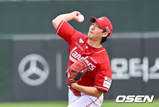 [OSEN=부산, 이석우 기자] 6일 부산 사직야구장에서 2025 신한 SOL 뱅크 KBO 리그 롯데 자이언츠와 SSG 랜더스의 경기가 열렸다. 홈팀 롯데는 박세웅, 방문팀 SSG는 문승원이 선발 출전했다.SSG 랜더스 선발 투수 문승원이 역투하고 있다. 2025.05.06 / foto0307@osen.co.kr