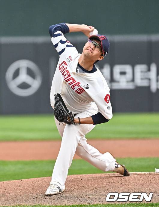 [OSEN=부산, 이석우 기자] 6일 부산 사직야구장에서 2025 신한 SOL 뱅크 KBO 리그 롯데 자이언츠와 SSG 랜더스의 경기가 열렸다. 홈팀 롯데는 박세웅, 방문팀 SSG는 문승원이 선발 출전했다.롯데 자이언츠 선발 투수 박세웅이 역투하고 있다. 2025.05.06 / foto0307@osen.co.kr