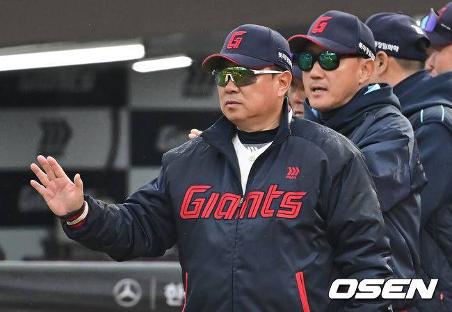 [OSEN=부산, 이석우 기자] 6일 부산 사직야구장에서 2025 신한 SOL 뱅크 KBO 리그 롯데 자이언츠와 SSG 랜더스의 경기가 열렸다. 홈팀 롯데는 박세웅, 방문팀 SSG는 문승원이 선발 출전했다.롯데 자이언츠 김태형 감독이 SSG 랜더스에 6-0으로 승리한 후 하이파이브를 하고 있다. 2025.05.06 / foto0307@osen.co.kr