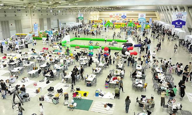 5일 어린이날을 맞아 경남 창원컨벤션센터에서 열린 ‘2025 두산가족문화제’를 찾은 가족들이 즐거운 시간을 보내고 있다. 두산에너빌리티 제공