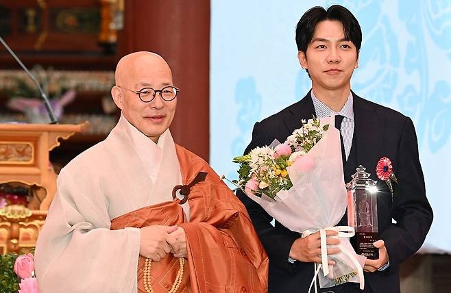 이승기가 '2025 올해의 불자대상'을 수상했다. 연합뉴스