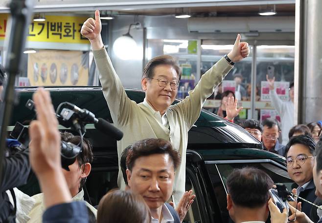 이재명 더불어민주당 대통령 후보가 골목골목 경청투어 이틀차를 맞은 6일 오전 충북 증평군 장뜰시장을 찾아 상인들을 향해 인사를 하고 있다.&nbsp; &nbsp; 공동취재