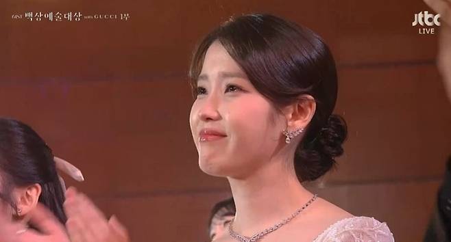 염혜란이 '제61회 백상예술대상' 방송부문 여우 조연상을 수상했다. ’제61회 백상예술대상’ 캡처