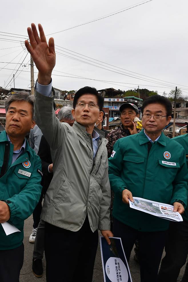 김문수 국민의힘 대통령 후보가 6일 초대형산불피해지역인 경북 영덕군 영덕읍 노물리 마을에서 화마가 지나간 자리를 살펴보고 있다.&nbsp; &nbsp;뉴스1