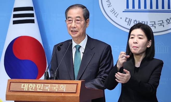 무소속 한덕수 대선 예비후보가 지난 2일 서울 여의도 국회 소통관에서 대선 출마 기자회견을 하고 있다. 뉴시스