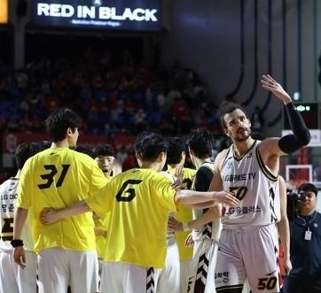 아셈 마레이(오른쪽·창원 LG)가 5일 서울 잠실학생체육관에서 열린 2024~25 프로농구 챔피언결정 1차전 서울 SK와의 원정 경기에서 75-66으로 이긴 뒤 팬들의 환호를 유도하고 있다. 연합뉴스