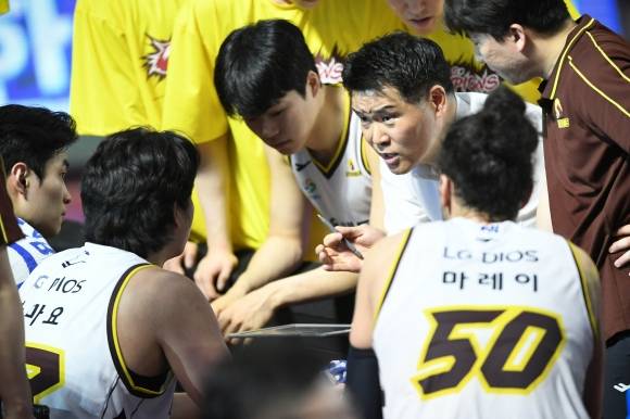 조상현 창원 LG 감독이 5일 서울 잠실학생체육관에서 열린 2024~25 프로농구 챔피언결정전 1차전 서울 SK와의 원정 경기에서 칼 타마요에게 작전을 지시하고 있다. KBL 제공