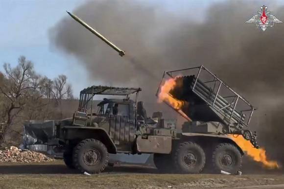 지난달 초 러시아군이 쿠르스크 국경 지역에서 우크라이나군 진지를 향해 122mm 다연장 로켓을 발사하고 있다. AP 연합뉴스