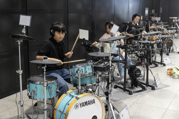 지난해 5월 노들섬에서 열린 ‘2024 서울드럼페스티벌’에서 드럼 경연 참가자들이 연주하는 모습. 서울시 제공