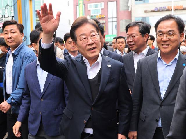 이재명 더불어민주당 대선 후보가 5일 경기도 양평군 양평물맑은시장에서 열린 '골목골목 경청투어'에서 시민들에게 인사하고 있다. 연합뉴스