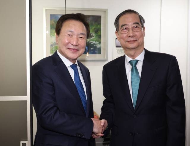 무소속 한덕수(오른쪽) 대선 예비후보와 손학규 전 민주당 대표가 5일 서울 종로구 한 식당에서 만찬 회동에 앞서 악수하고 있다. 연합뉴스